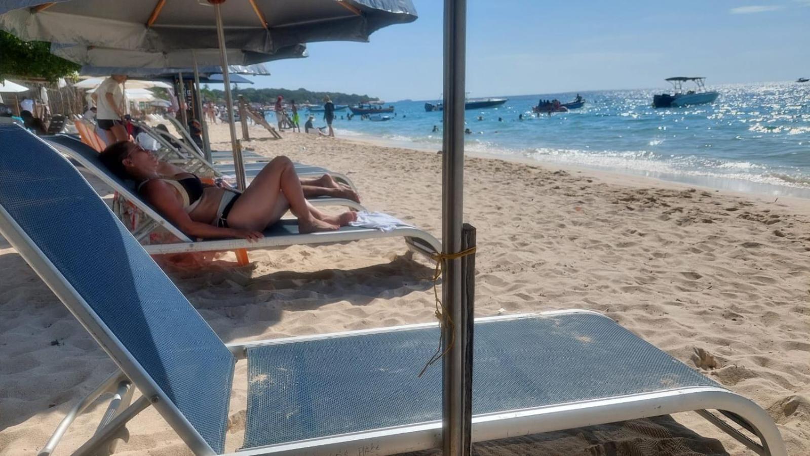 A Orilla Del Mar En Baru Hostel Cartagena Bagian luar foto
